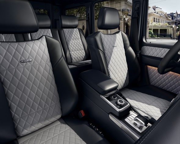 Mercedes-Benz G-Class (BR 463) 2015; AMG G 63 Interieur: designo Nappaleder schwarz/porzellan, Zierteile AMG Carbon interior: designo nappa leather black/porcelain, AMG carbon trim parts