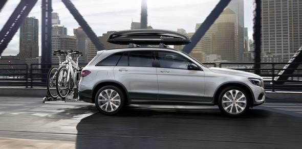 Original-Zubehör für den GLC: Relingträger Alustyle Easy-Fix, Dachbox 450 in schwarzmetallic, Design Seitenverkleidung, Trittbrett, Dachspoiler und Mercedes-Benz Heckfahrradträger für Anhängevorrichtung Mercedes-Benz GLC genuine accessories: Alustyle Easy-Fix basic carrier bars for roof rails, roof box 450 in black metallic, design side trim, running board, roof spoiler and Mercedes-Benz rear-mounted bicycle rack